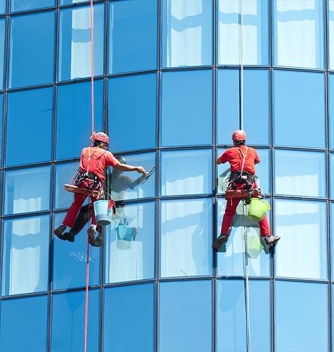 Мытье фасадов промальпинистами в Кунгуре